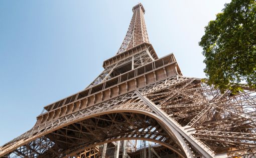 В Париже эвакуировали Эйфелеву башню