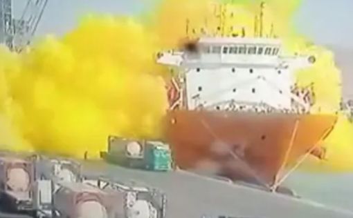 Видео: Кран обрушился на танкер  с токсичным газом в порту Акаба