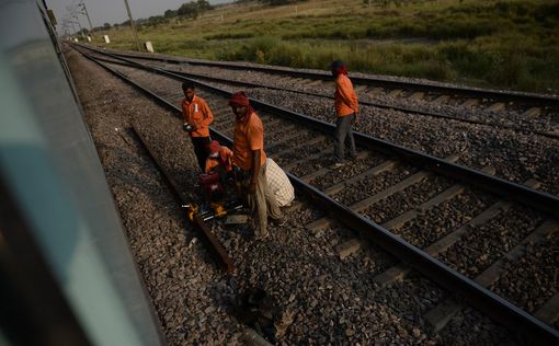 Индия: столкновение пассажирского и товарного поездов