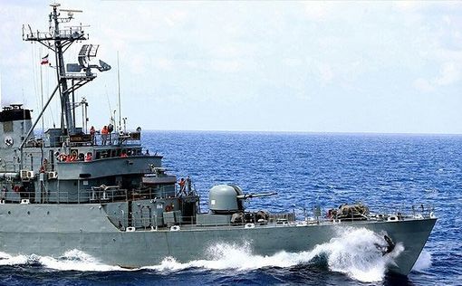 Иранский ракетный катер отогнал американский военный корабль