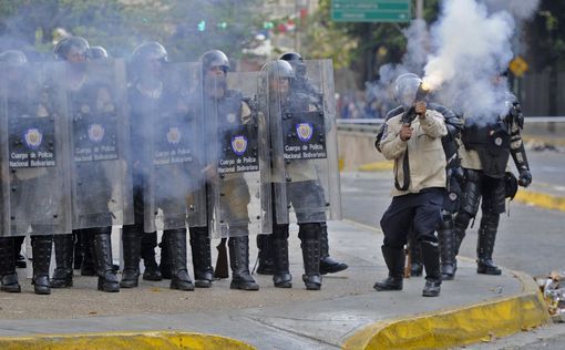 Венесуэла: слезоточивый газ и попытки установить баррикады