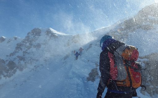 Альпинисты впервые покорили "гору-убийцу" зимой