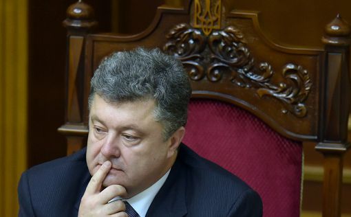 ВР Украины попросила Порошенко ввести военное положение