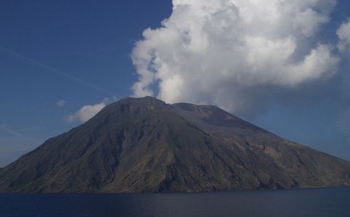 На небольшом итальянском острове Стромболи проснулся вулкан