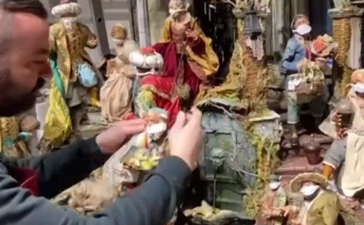 В Неаполе христианские вертепы нарядили в маски
