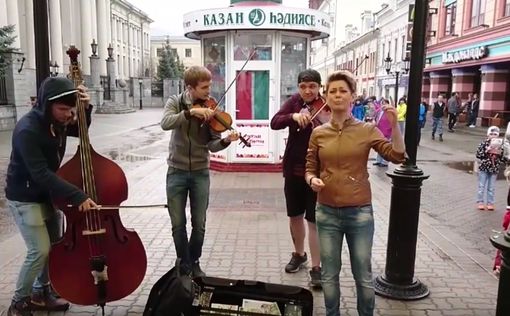 Девушка и уличные музыканты исполнили песню про Путина