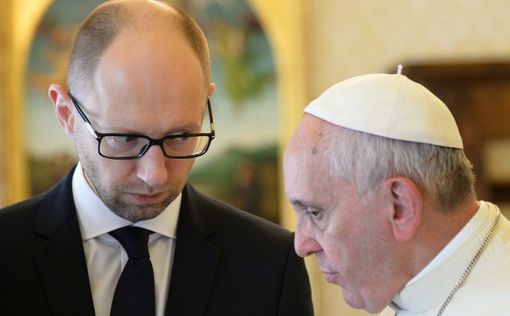 Папа Франциск подарил Яценюку “ручку мира”