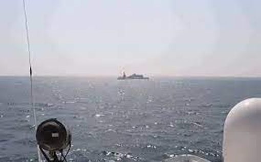 СМИ: у острова Змеиный горит российский фрегат