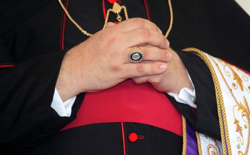Великобритания: женщинам разрешили становиться епископами