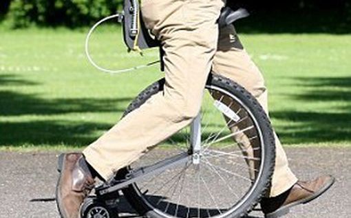 Шотландец изобрёл одноколёсный велосипед без руля и педалей