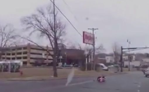 Видео: младенец выпадал из машины на шоссе