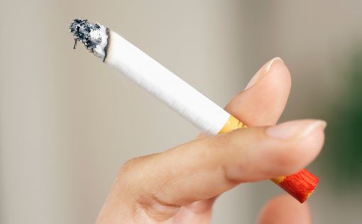 Мужчины и женщины даже курят по-разному