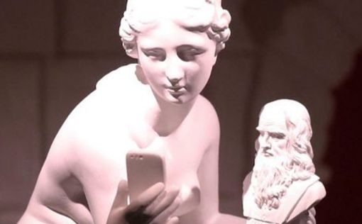 Если бы древним грекам дали смартфоны: скульпторы высмеяли современную жизнь