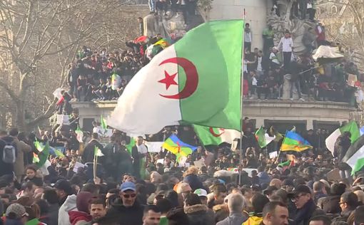 Сотни тысяч людей продолжают протесты в Алжире