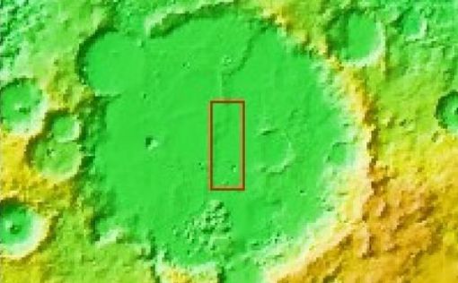 NASA показала снимок марсианского кратера
