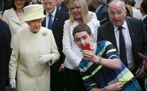 Подросток прославился селфи с Королевой Елизаветой II