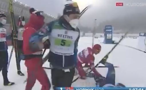 Россиянин "сбил" финна во время лыжной эстафеты