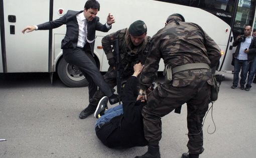 Эрдоган уволил помощника, избившего протестующих