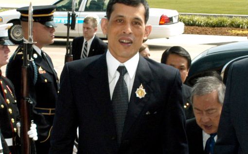 Короля Таиланда "расстреляли" из игрушечного оружия