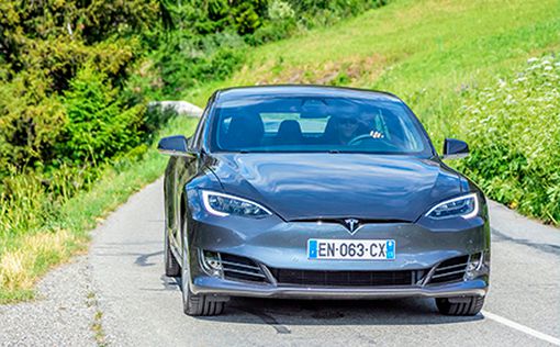 Владельцы авто Tesla теперь могут сразиться умом с машиной