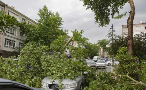 Столицу Турции накрыл мощный ураган: потоп, транспортный коллапс и погибший