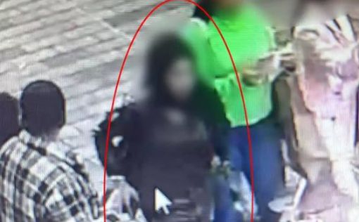 Две туристки из Ашдода - на фото рядом с террористкой за минуты до взрыва