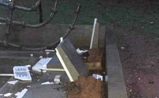 Вандалы разбили мемориал на месте еврейского кладбища