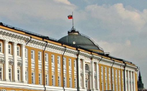 В Кремле техработники в белых касках ползают по поврежденному куполу