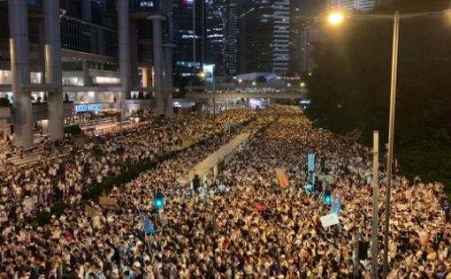 Акции Гонконга падают из-за массовых протестов