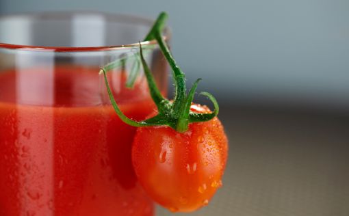 Ученые рекомендуют полным людям пить томатный сок