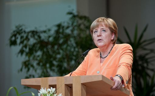 Меркель: переговоры с Афинами возможны после референдума