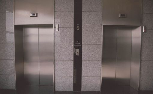 В Ришон Ле Цион десятки людей застряли в лифтах