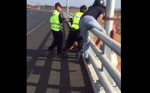 Видео: спасение девушки пытавшейся спрыгнуть с моста
