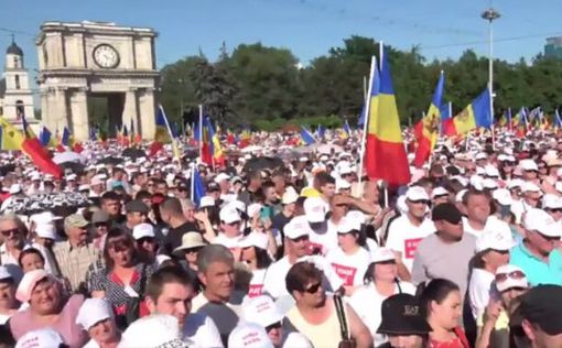В Молдове десятки тысяч людей вышли на акцию протеста
