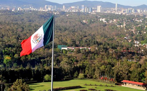 Мексика предостерегает компании от строительства стены с США