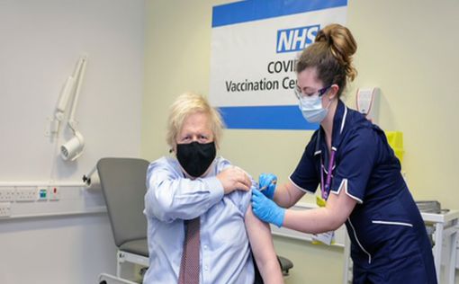 Борис Джонсон сделал первую прививку от COVID-19 | Фото: AFP
