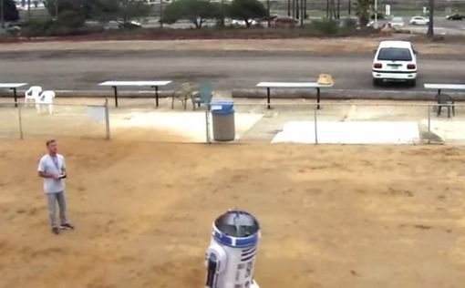 Изобретатель научил робота из "Звездных войн" летать