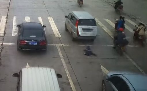 Китай. Малыш выпал под колеса авто, но чудом выжил