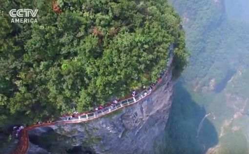 В Китае открылся мост на высоте 1500 метров