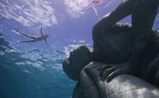На Багамах появился подводный Атлант колоссальных размеров