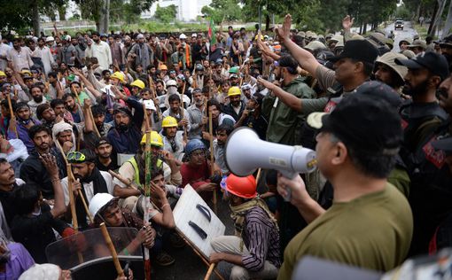 Пакистан: протестующих выгнали из телецентра