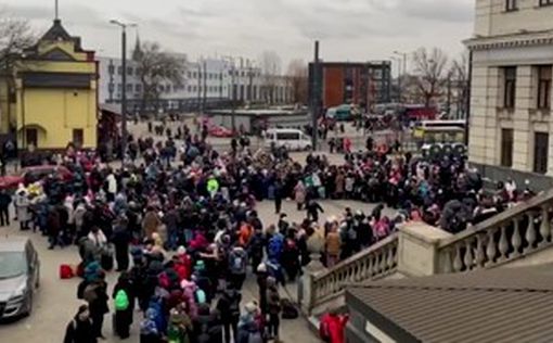 Стоят часами: огромная очередь на эвакуационный поезд из Львова