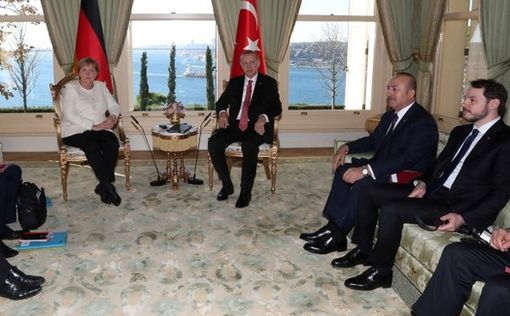 Путин и Меркель проводят переговоры в Стамбуле