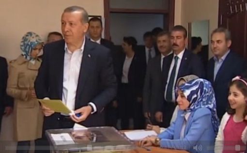 Партия Эрдогана ведет на выборах в Турции