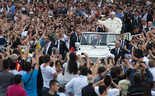Папа Римский проводит мессу в Албании