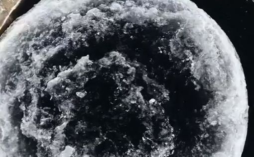 США: Странный ледяной диск на реке пугает народ