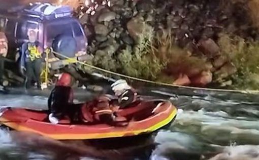 В реку Иордан упала машина: люди застряли в ловушке