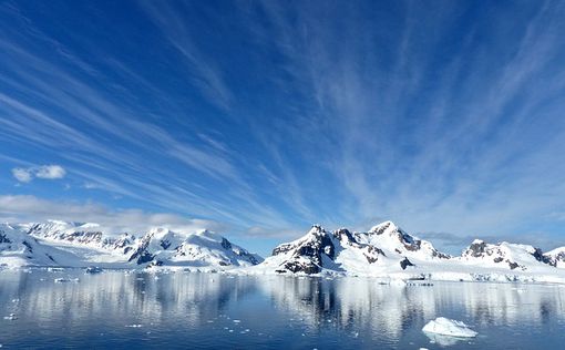 В Антарктике тает и раскалывается крупнейший ледник: чем это грозит