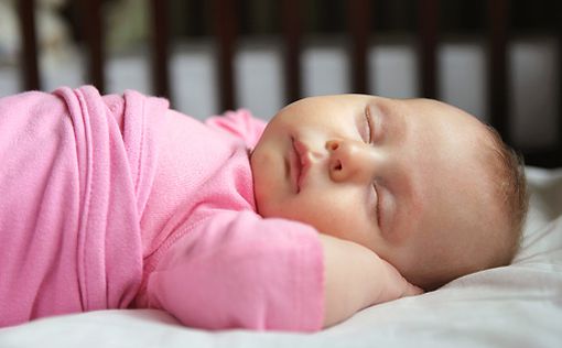 Ученые: младенцы лучше засыпают после плача перед сном
