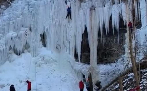 Зрелищное видео: в Канаде замерз водопад